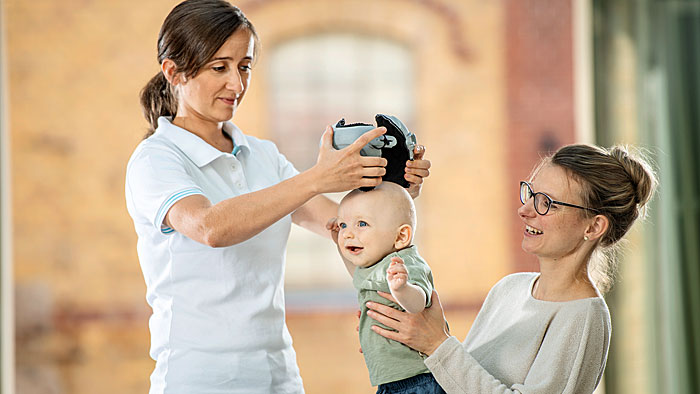 Anprobe der 3D gedruckten Kopforthese bei Kopfdeformität bei Babys